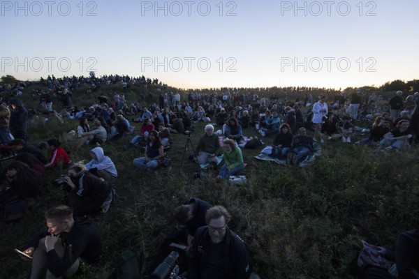 Visitors wait for the lunar eclipse on the Drachenberg in Berlin 07/09/2025