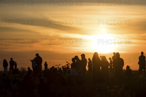 Visitors in front of the sunset on the Drachenberg in Berlin 07.09.2025