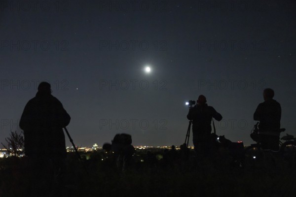 Visitors photograph the lunar eclipse from Drachenberg on 07/09/2025