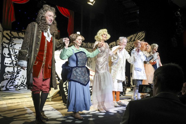 Final applause from the play 'Der eingebildet Kranke' and Dieter Hallervorden's 90th birthday at the palace gardens Theatre. Berlin, 05.09.2025