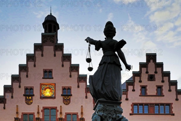Justitia with scales, Fountain of Justice at the town hall in the evening, Römerberg, Old Town, Frankfurt am Main, Hesse, Germany