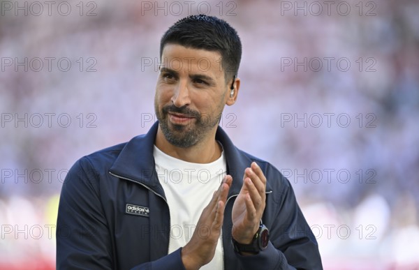 DAZN TV expert Sami Khedira, portrait clapping his hands in encouragement, applause Bundesliga, MHPArena, MHP Arena Stuttgart, Baden-Württemberg, Germany