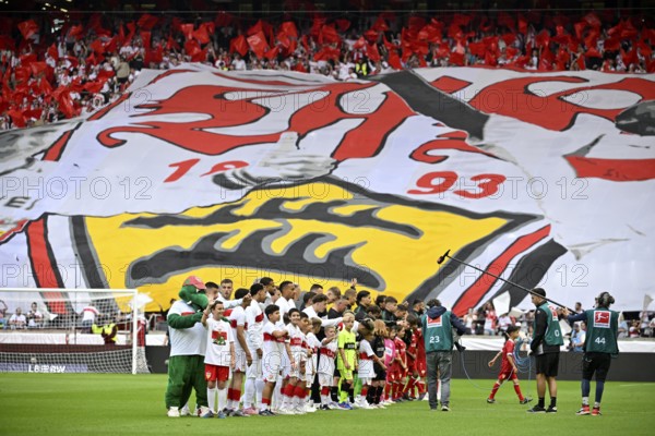 Teams VfB Stuttgart and Borussia Mönchengladbach in front of kick-off, behind them choreo, choreography, fan campaign 100 years chest ring, VfB Stuttgart, Bundesliga, MHPArena, MHP Arena Stuttgart, Baden-Württemberg, Germany
