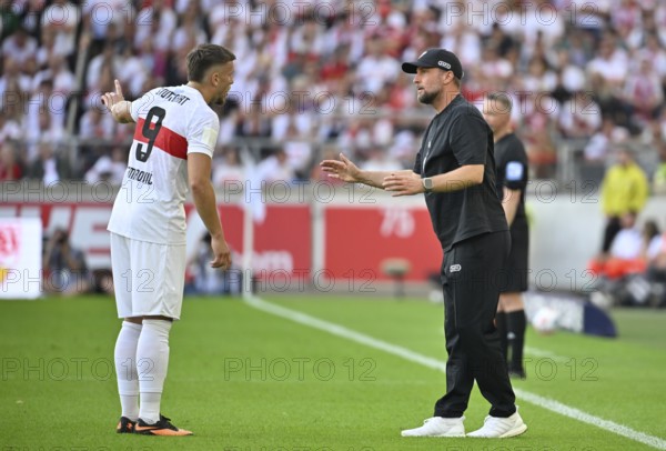 Coach Sebastian Hoeneß VfB Stuttgart on the sidelines Gestures Gestures in conversation Discussion with Ermedin Demirovic VfB Stuttgart (09) Bundesliga, MHPArena, MHP Arena Stuttgart, Baden-Württemberg, Germany