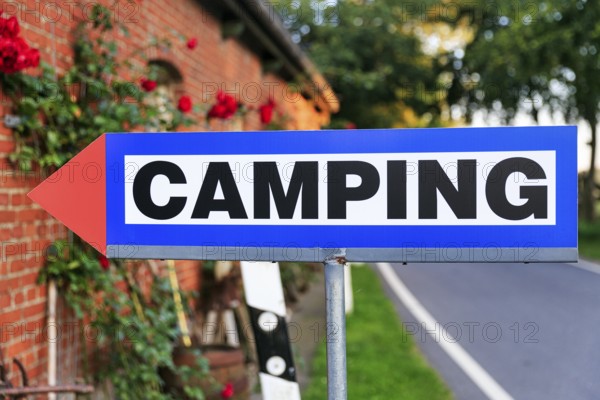 Sign at the roadside with the inscription Camping, Campingplatz, Hodorf, Itzehoe, Schleswig-Holstein, Germany