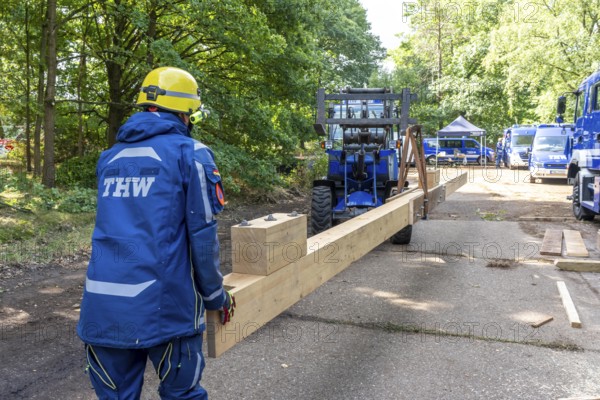 Preparation work for the construction of a facade support, a building in danger of collapsing, with the standard support system wood, multi-day large-scale exercise FÜLEX25, of the THW regional association of North Rhine-Westphalia, on 4 weekends over 3500 volunteers of the 127 North Rhine-Westphalia local associations, many different operational scenarios