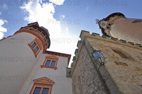 Inner courtyard with view upwards, Towers with oriel, Renaissance, Perspective, Castle, Veste Heldburg, Heldburg, Thuringia, Germany