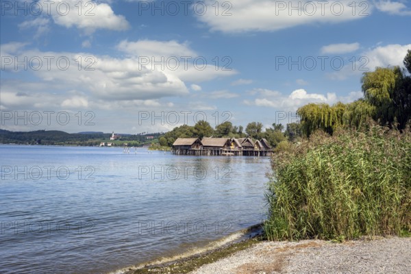 Blick über den Bodensee zu den Pfahlbauten, Pfahlbaumuseum Unteruhldingen, links am Horizont die barocke Wallfahrtskirche, Basilika Birnau, Bodenseekreis, Baden-Württemberg, Deutachland