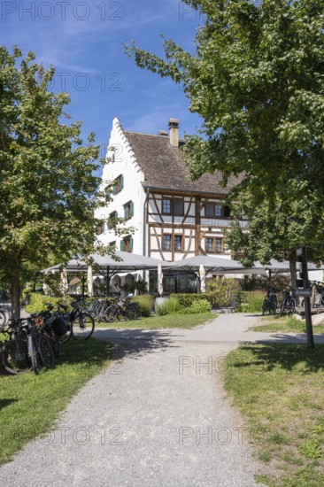 Historischer Fachwerkbau vom Rebgut Haltnau bei Meersburg mit Außengastronomie direkt am Weinberg, Bodensee, Bodenseekreis, Baden-Württemberg, Deutschland