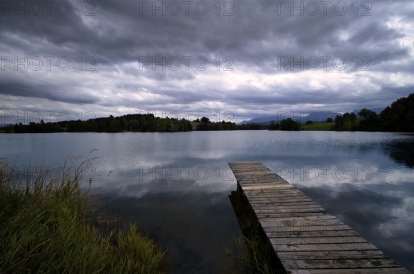 Bathing jetty, jetty, wooden jetty, jetty, leads into a lake, bathing lake, Schwaltenweiher near Seeg, Allgäu Alps, East Allgäu, Allgäu, Swabia, Bavaria, Germany