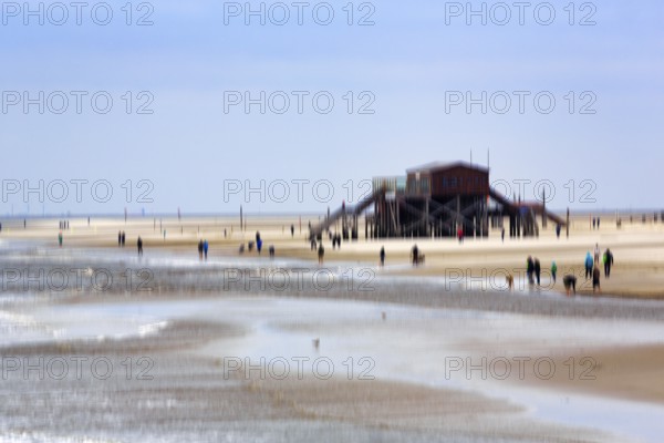 Strollers on the sandy beach, pile dwelling, wiping effect, long exposure, Sankt Peter-Ording, Eiderstedt peninsula, Wadden Sea National Park, North Frisia, Schleswig-Holstein, Germany