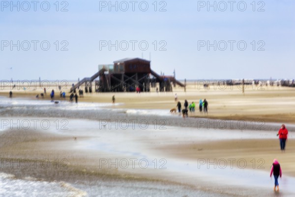 Strollers on the sandy beach, pile dwelling, wiping effect, long exposure, Sankt Peter-Ording, Eiderstedt peninsula, Wadden Sea National Park, North Sea, North Frisia, Schleswig-Holstein, Germany