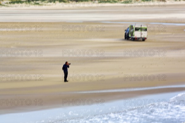 Photographer, person photographed on the North Sea beach, car, wiping effect, long exposure, Sankt Peter-Ording, Eiderstedt peninsula, Wadden Sea National Park, North Frisia, Schleswig-Holstein, Germany