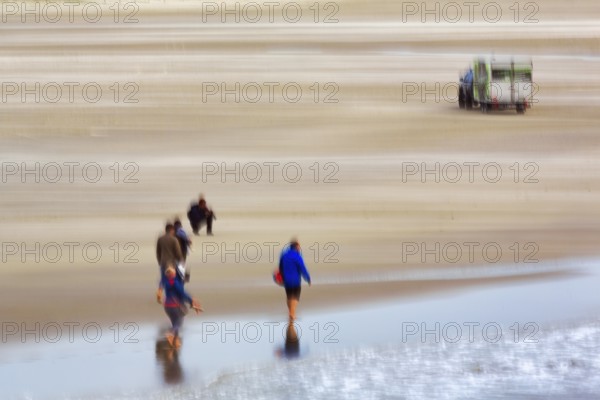 Walkers on the North Sea beach, car, wiping effect, long exposure, Sankt Peter-Ording, Eiderstedt peninsula, Wadden Sea National Park, North Frisia, Schleswig-Holstein, Germany