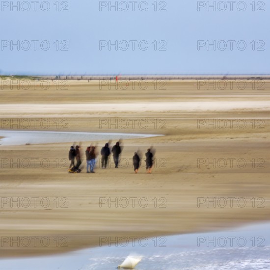Group of walkers on the North Sea beach, wiping effect, long exposure, Sankt Peter-Ording, Eiderstedt peninsula, Wadden Sea National Park, North Frisia, Schleswig-Holstein, Germany