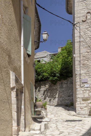 Alley in Simiane la Rotonde, Département Alpes-de-Haute-Provence, Region Provence-Alpes-Côte d'Azur, France