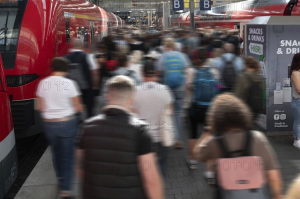 Arriving travellers at Munich Central Station, Movement, Munich, Bavaria, Germany