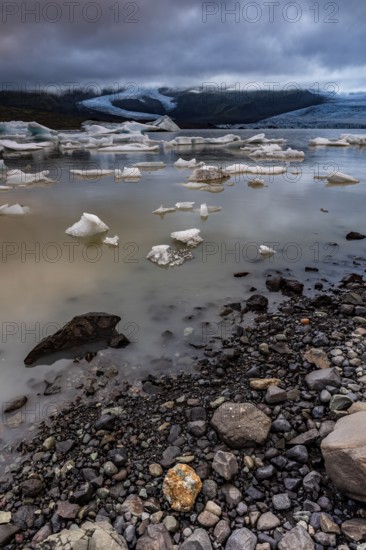 Ice floes, lake, shore, stones, glacier tongue behind, glacier, glacier lagoon, cloudy, summer, Fjallsarlon, Fjallsjökull, Vatnajökull National Park, Iceland