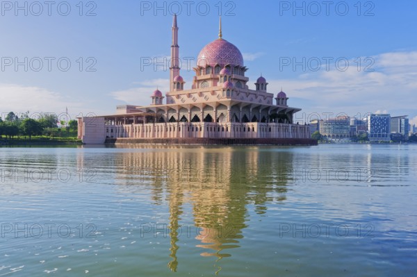 Putra Mosque reflecting in Putrajaya lake, Putrajaya, Malaisia