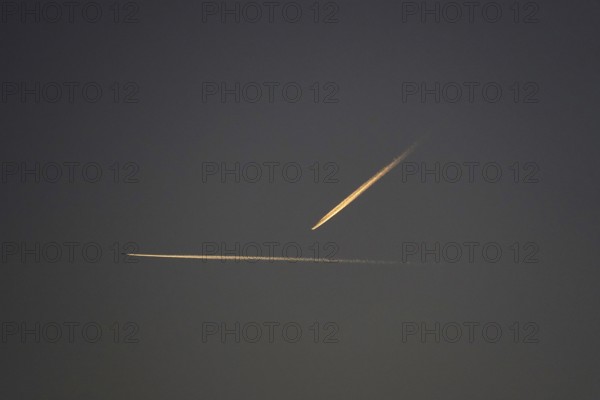 Aeroplanes with contrails, Germany