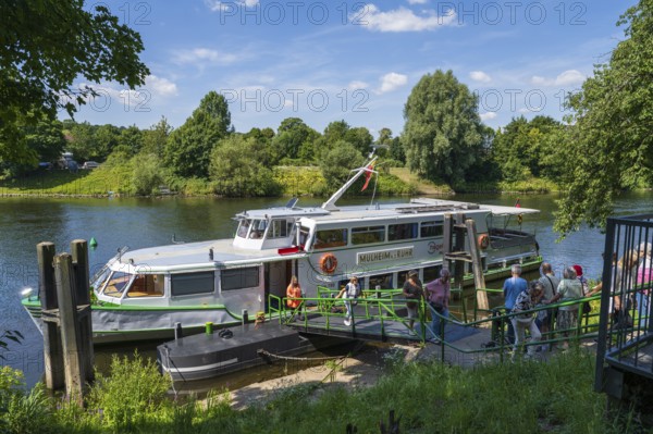 Persons leaving the Auisflugsschiff on the Ruhr, white fleet, stop Kettwig, Essen, Rurgebiet, North Rhine-Westphalia, Germany