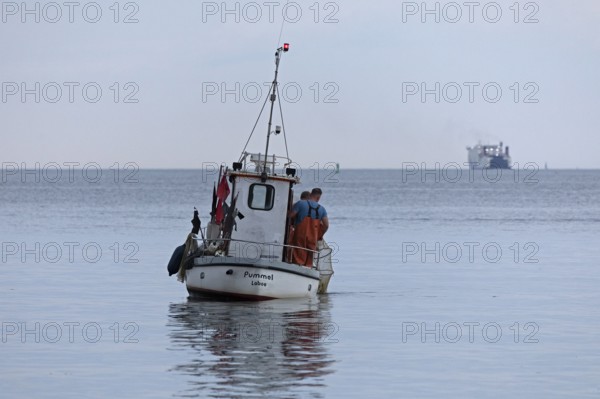 Fishing boat off Falckenstein beach, ferry, Kiel Fjord, Kiel, Schleswig-Holstein, Germany