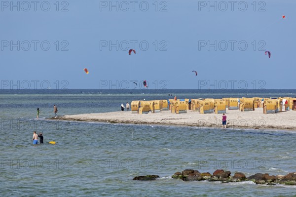 Kitesurfing, beach, beach chairs, Kiel Fjord, Laboe, Schleswig-Holstein, Germany