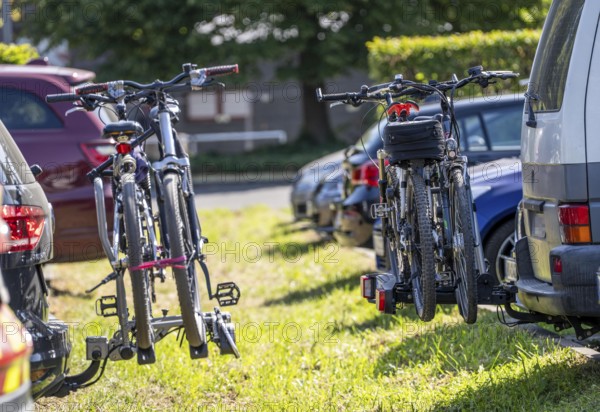 Bicycle carrier, rear carrier for bicycles, which is mounted on a trailer coupling, can transport 2-4 bicycles or e-bikes depending on the model