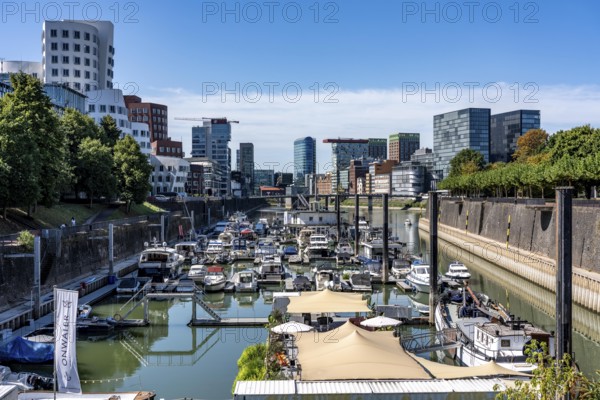 Marina in Düsseldorf's Media Harbour, old and modern architecture in the former harbour, a mixture of offices, companies, hotels, restaurants, trendy district, nightlife district, galleries, Düsseldorf, Rhineland, North Rhine-Westphalia, Germany