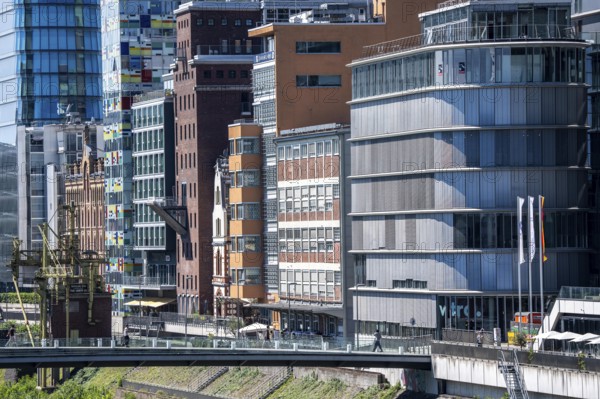 Media Harbour, Düsseldorf, Old and modern architecture in the former harbour, now a mixture of offices, companies, hotels, restaurants, trendy district, nightlife district, galleries, Düsseldorf, Rhineland, North Rhine-Westphalia, Germany