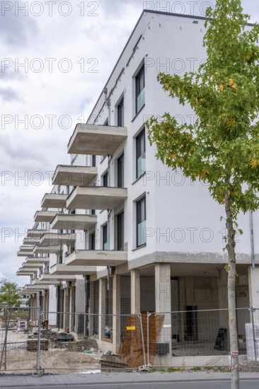 Shell construction, shortly in front of completion of a residential building, new Graf Bismarck city quarter on the Rhine-Herne Canal, residential and commercial development on the site of the power station of the former Graf Bismarck colliery, marina, in Gelsenkirchen, North Rhine-Westphalia, Germany