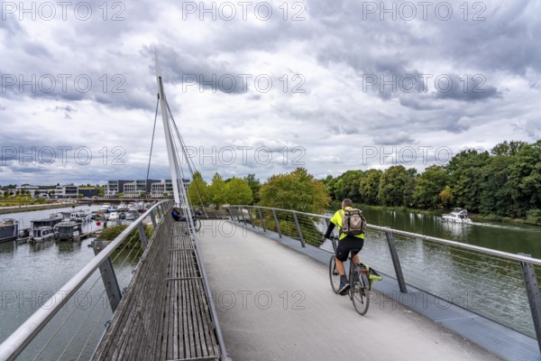 Cycle path, footpath at the new Graf Bismarck urban quarter on the Rhine-Herne Canal, residential and commercial development on the site of the power station of the former Graf Bismarck colliery, marina, on the canal, in Gelsenkirchen, North Rhine-Westphalia, Germany