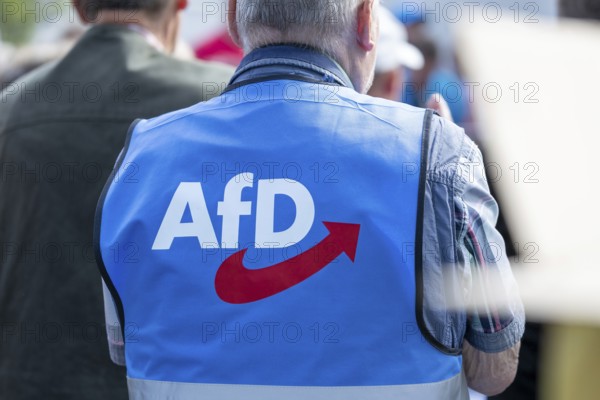 Ludwigshafen: Rally by Joachim Paul (AfD) in Ludwigshafen-Oggersheim***Picture: Close-up of the AfD logo on the waistcoat of a participant