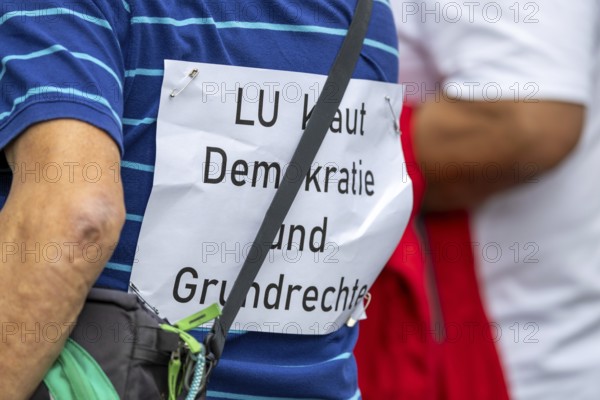 Ludwigshafen: Rally by Joachim Paul (AfD) in Ludwigshafen-Oggersheim***Picture: Sign with the inscription LU KLAUT DEMOKRATIE UND GRUNDRECHTE (LU KLAUT DEMOCRACY AND FUNDAMENTAL RIGHTS)