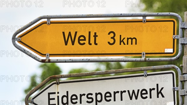Direction sign to Welt and to the Eidersperrwerk, inscription, distance, village on the Eiderstedt peninsula, North Frisia, Germany