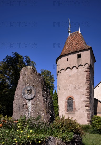 War memorial Monument Gyss, memorial commemorating the inhabitants of Obernai who died in the Franco-Prussian War of 1870-1871, behind it defence defence tower, old town, Obernai, also Oberehnheim, Bas-Rhin, Grand-Est, Alsace, France