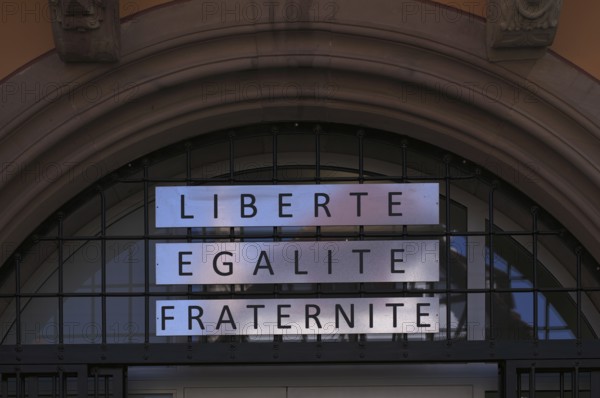French motto Liberté, égalité, fraternité, liberty, equality, fraternity, town hall, Hôtel de Ville, market square, old town, Obernai, also Oberehnheim, Bas-Rhin, Grand-Est, Alsace, France