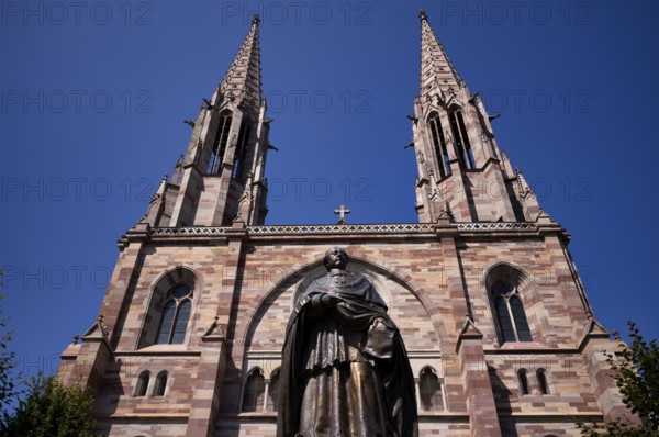 Monument, statue of Charles Emile Freppel, theologian and Bishop of Angers, in front of the church Église Saints Pierre et Paul, St. Peter et St. Paul, old town, Obernai, also Oberehnheim, Bas-Rhin, Grand-Est, Alsace, France