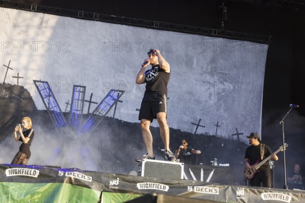 Swiss, singer of the band Swiss und die Andern at the Highfield Festival on Saturday, Störmthaler See, 16.08.2025