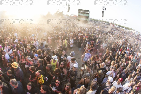 Festival visitors during a mosh pit at the Highfield Festival on Saturday, Störmthaler See, 16/08/2025 Notes: the photo was taken with a fisheye lens