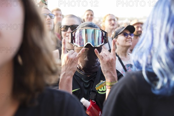 A festival visitor with a ski mask in the audience at the Highfield Festival on Saturday, Störmthaler See, 16/08/2025