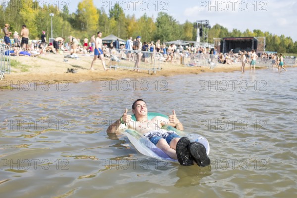 Festival visitor Sven lies on an air mattress in Lake Störmthal at the Highfield Festival on Saturday, Lake Störmthal, 16.08.2025