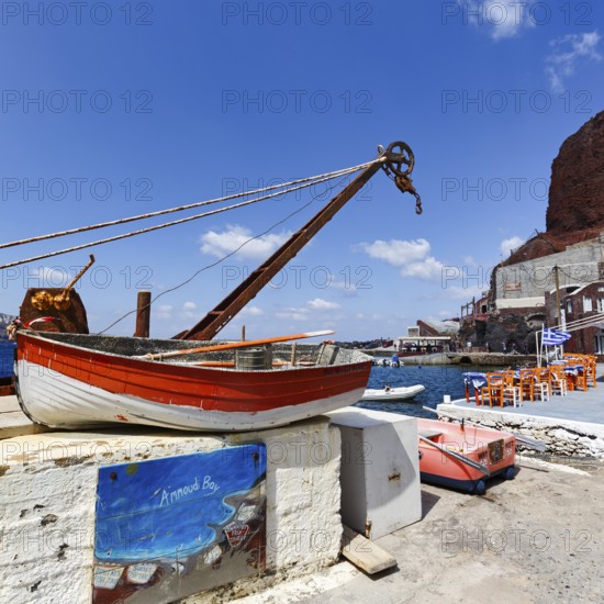 Sign with inscription Ammoudi Bay, fishing harbour, rowing boat, harbour facilities, fish restaurant, Oia, Thira, Santorini, Cyclades, Greece