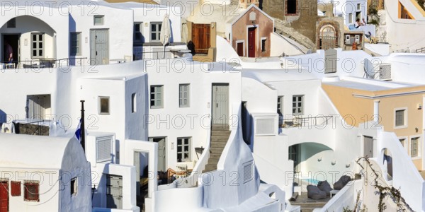 White and colourfully painted holiday homes on a steep slope, stairs, narrow alleys, Oia, Thira, Santorini, Cyclades, Greece