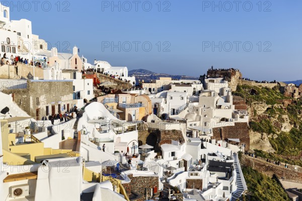 Tourists, crowd waiting for sunset in narrow alleys, Agios Nikolaos Castle, Oia, Thira, Santorini, Cyclades, Greece