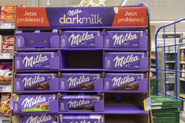Milka has significantly increased its prices. At the same time, the weight has been reduced from 100 to 90 grams. However, the weight indication is hidden behind a flap on the outer packaging on supermarket shelves. Mannheim, Baden-Württemberg, Germany