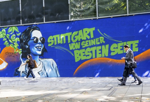 People on the move in the Königstraße pedestrian zone in Stuttgart. Construction fence with the inscription STUTTGART FROM ITS BEST SIDE. Stuttgart, Baden-Württemberg, Germany