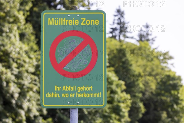 Litter-free zone. Sign at a hikers' car park near Neidlingen in the Swabian Alb. Hikers are asked not to leave any rubbish behind. Neidlingen, Baden-Württemberg, Germany