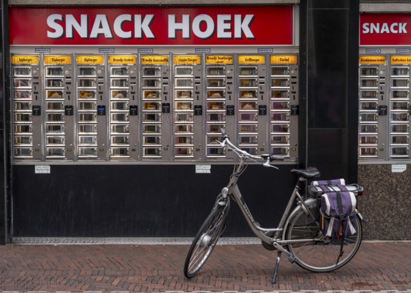 Vending machine restaurant, Snack Hoek, fast food dishes are pre-prepared and then placed in the heated compartments of the vending machine, you pay directly and open a flap, croquettes, burgers, meat and vegetable fast food dishes, Groningen, Netherlands