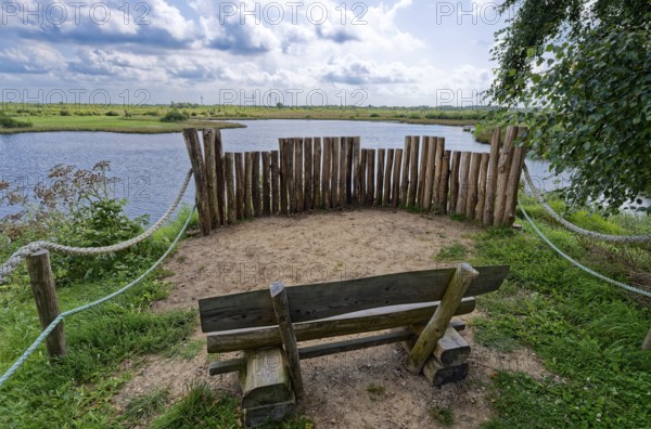 Viewpoint and bench in the Wildes Moor nature reserve. The moor, an area in the district of Rendsburg-Eckernförde, has been renaturalised over an area of 175 hectares. Osterrönfeld, Schleswig-Holstein, Germany